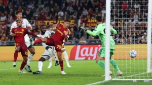 Un joueur de l'AS Rome marque face au Real Madrid au Stadio Olimpico en Ligue des champions, octobre 2026