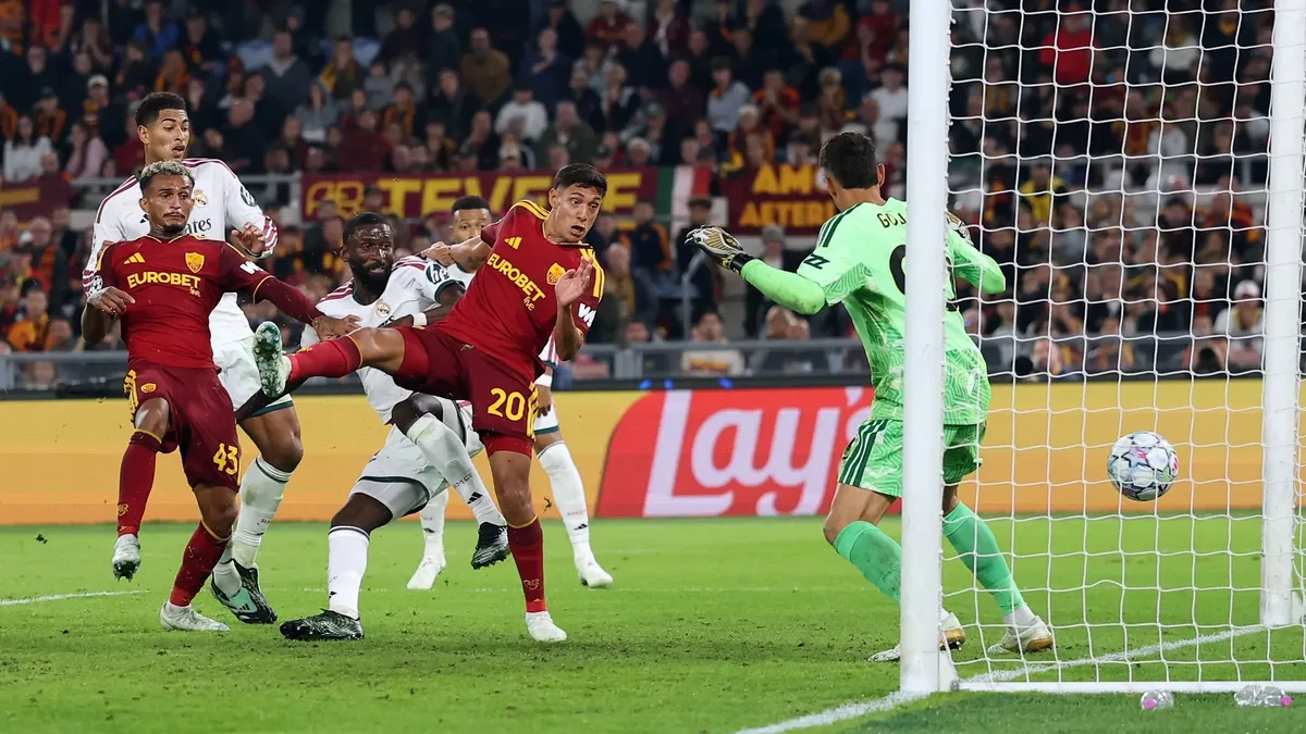 Un joueur de l'AS Rome marque face au Real Madrid au Stadio Olimpico en Ligue des champions, octobre 2026