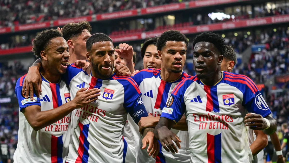 Les joueurs de Lyon célèbrent le but de Corentin Tolisso contre Crystal Palace en Ligue Europa, octobre 2026