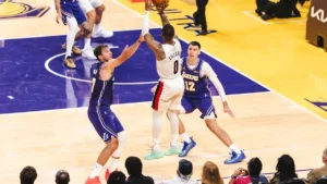 Damian Lillard tire face à Luka Doncic lors de Lakers-Blazers à la Crypto.com Arena, octobre 2026