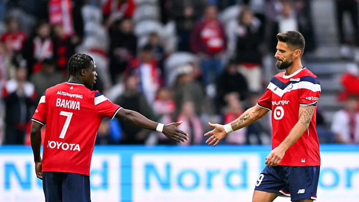 Dilane Bakwa et Olivier Giroud se tapent dans la main sous le maillot du LOSC, saison 2026-2027