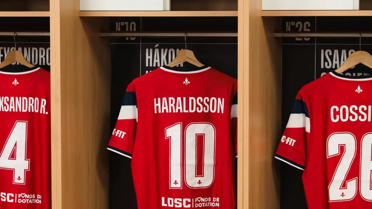 Maillots de Haraldsson, Alexsandro et Cossier dans le vestiaire du LOSC avant Lille-Galatasaray, octobre 2026