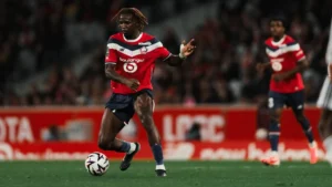 Un joueur du LOSC balle au pied au stade Pierre-Mauroy, saison 2026-2027
