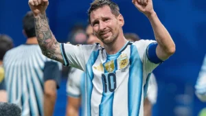 Lionel Messi lève les poings sous le maillot de l'Argentine après Argentine-Égypte au Mondial, juillet 2026