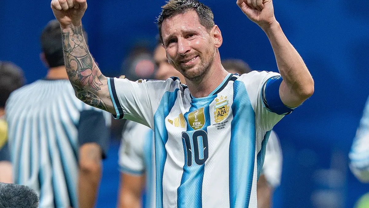 Lionel Messi lève les poings sous le maillot de l'Argentine après Argentine-Égypte au Mondial, juillet 2026