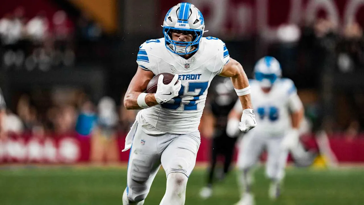 Sam LaPorta, tight end des Detroit Lions, balle en main face aux Arizona Cardinals, octobre 2026