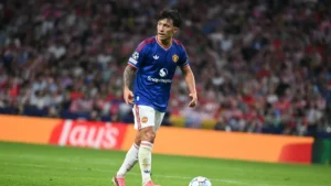 Lisandro Martínez balle au pied avec Manchester United face à l'Atlético de Madrid en Ligue des champions, octobre 2026