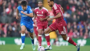 Cody Gakpo conduit le ballon devant un joueur de Brighton lors de Liverpool-Brighton à Anfield, octobre 2026