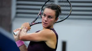 Loïs Boisson frappe un revers à deux mains lors d'un match du circuit WTA en 2026