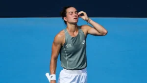 Loïs Boisson, la main sur le front, sur un court en dur lors d'un match du circuit WTA en 2026