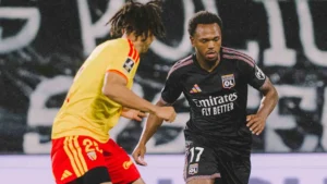 Loïs Openda sous le maillot extérieur de l'OL face à un joueur de Lens à Bollaert-Delelis, octobre 2026