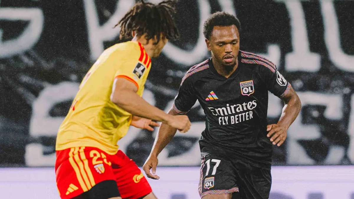 Loïs Openda sous le maillot extérieur de l'OL face à un joueur de Lens à Bollaert-Delelis, octobre 2026