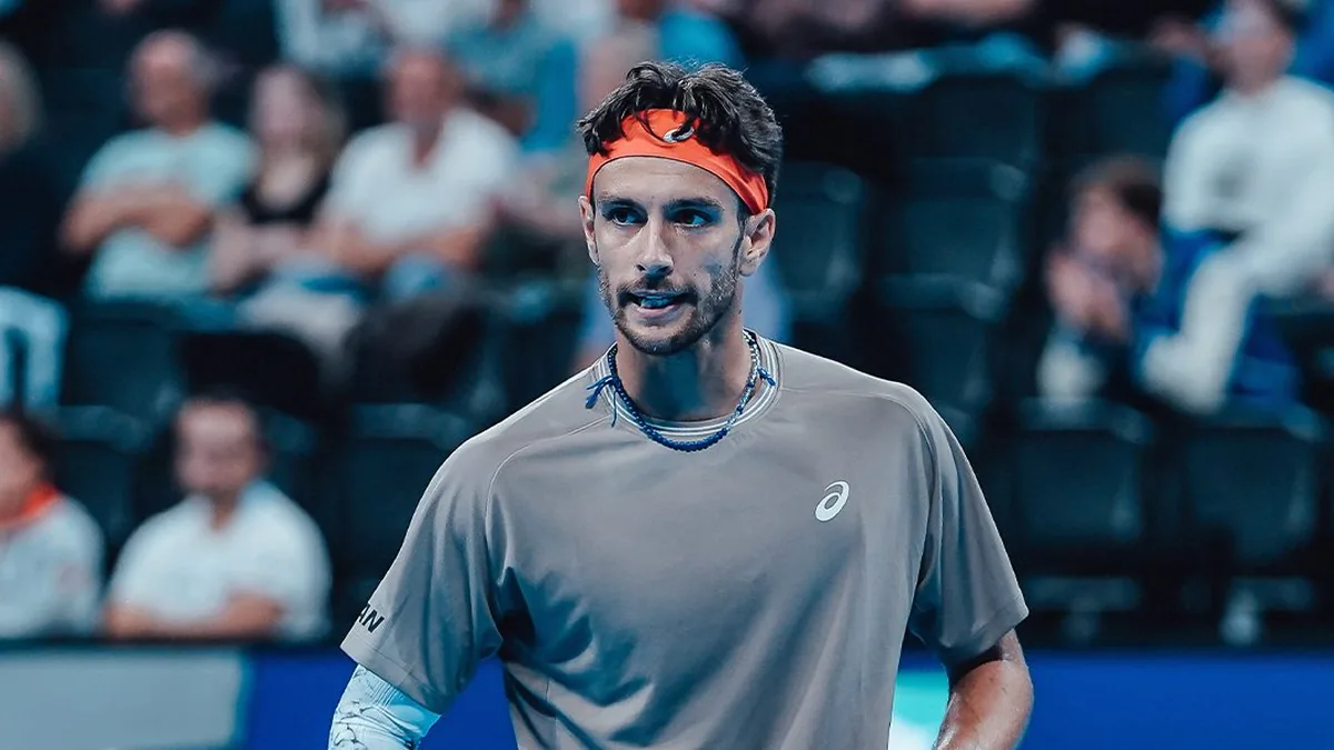 Lorenzo Musetti, bandeau orange, sur le court en salle de l'Open de Lyon, octobre 2026