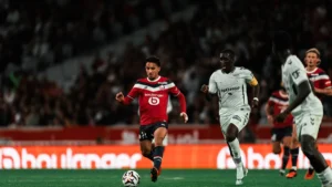 Un milieu du LOSC conduit le ballon face au Havre au stade Pierre-Mauroy, Ligue 1, octobre 2026
