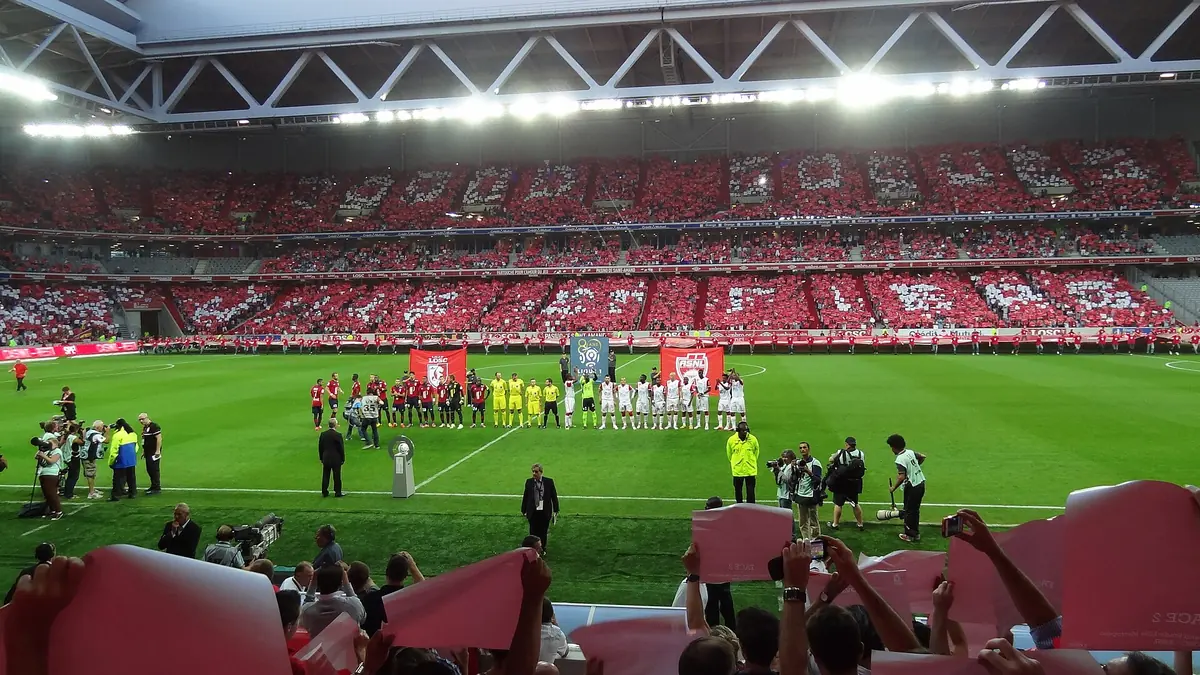 Les joueurs alignés avant le premier match du LOSC au stade Pierre-Mauroy, devant des tribunes pleines, en août 2012