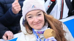 Lou Jeanmonnot sourit avec sa médaille d'or olympique aux Jeux d'hiver de Milan-Cortina, février 2026
