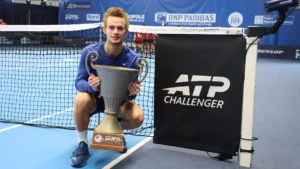 Luca Van Assche avec le trophée du Challenger de Lille, février 2026