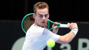 Luca Van Assche frappe un revers en salle lors d'un tournoi ATP, octobre 2026