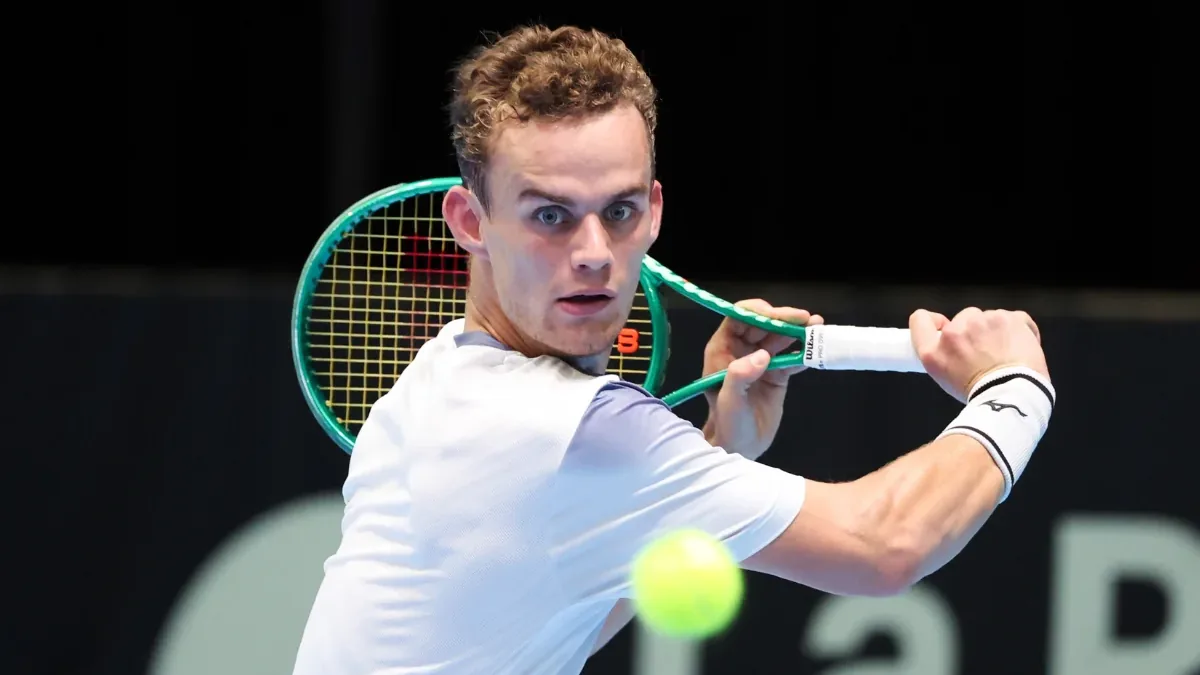 Luca Van Assche frappe un revers en salle lors d'un tournoi ATP, octobre 2026