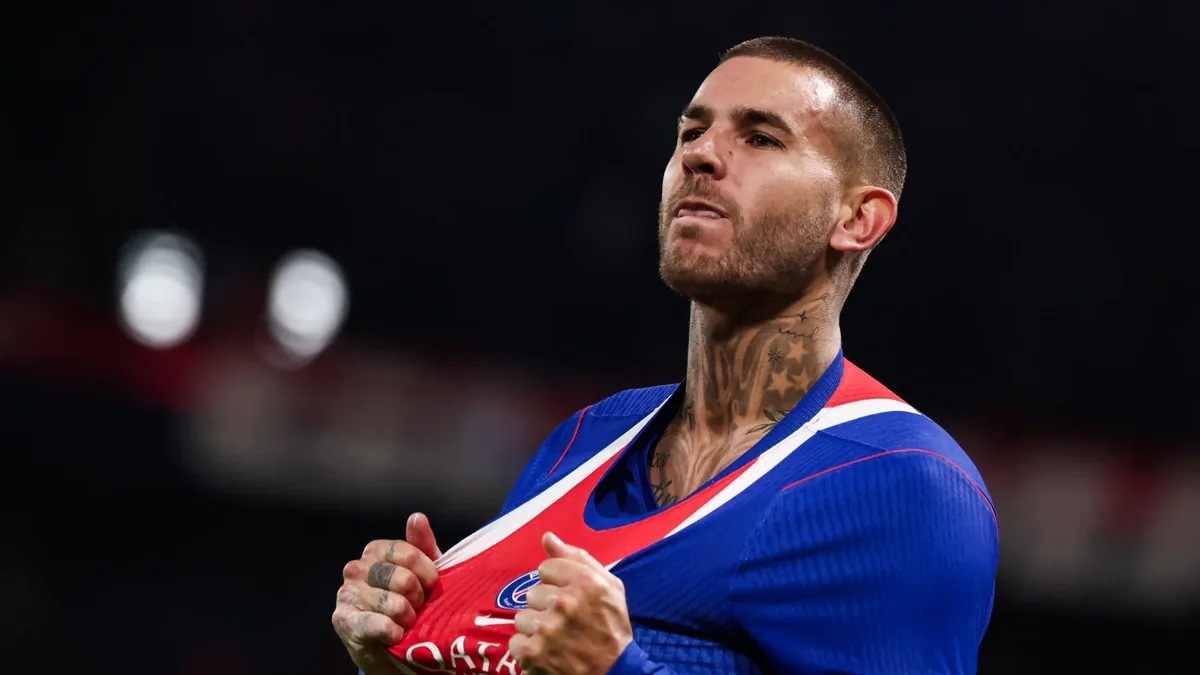 Lucas Hernandez exulte sous le maillot du PSG face au FC Barcelone au Parc des Princes, octobre 2026