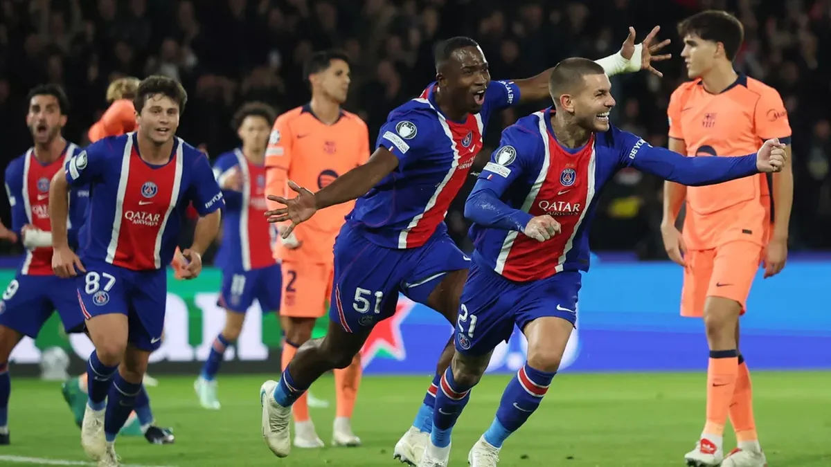 Lucas Hernandez célèbre son but avec Willian Pacho et João Neves lors de PSG-Barça au Parc des Princes, octobre 2026