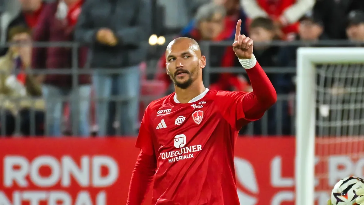 Ludovic Ajorque, attaquant de Brest, lève le doigt après son but contre Angers en Ligue 1, octobre 2026