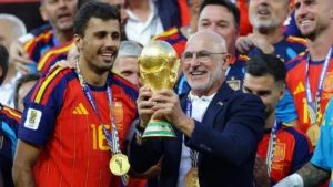 Luis de la Fuente soulève la Coupe du monde 2026 aux côtés de Rodri et des joueurs de l'Espagne