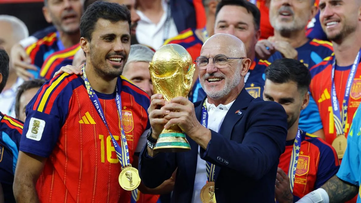 Luis de la Fuente soulève la Coupe du monde 2026 aux côtés de Rodri et des joueurs de l'Espagne