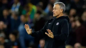 Luis Enrique, entraîneur du PSG, donne des consignes à l'Etihad Stadium face à Manchester City, octobre 2026