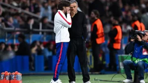 Luis Enrique, entraîneur du PSG, échange avec son adjoint au bord du terrain du Parc des Princes, saison 2026-2027