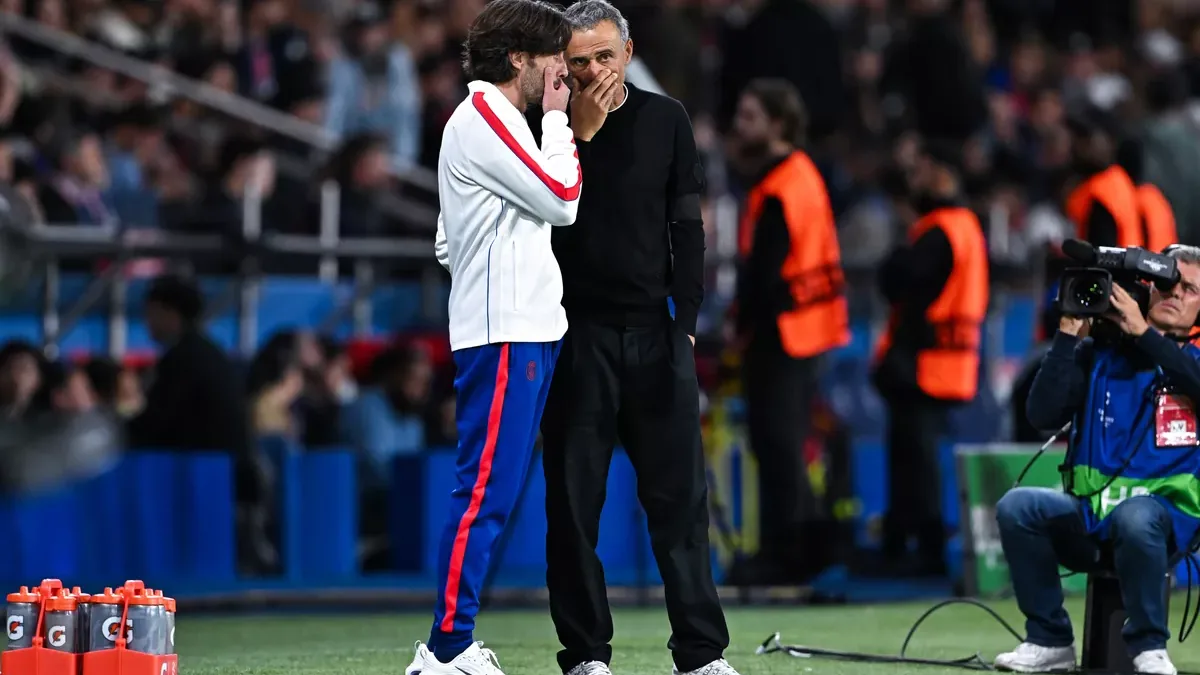 Luis Enrique, entraîneur du PSG, échange avec son adjoint au bord du terrain du Parc des Princes, saison 2026-2027