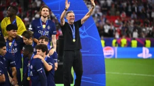 Luis Enrique, médaille autour du cou, salue le public aux côtés des joueurs du PSG lors d'une remise de trophée européen