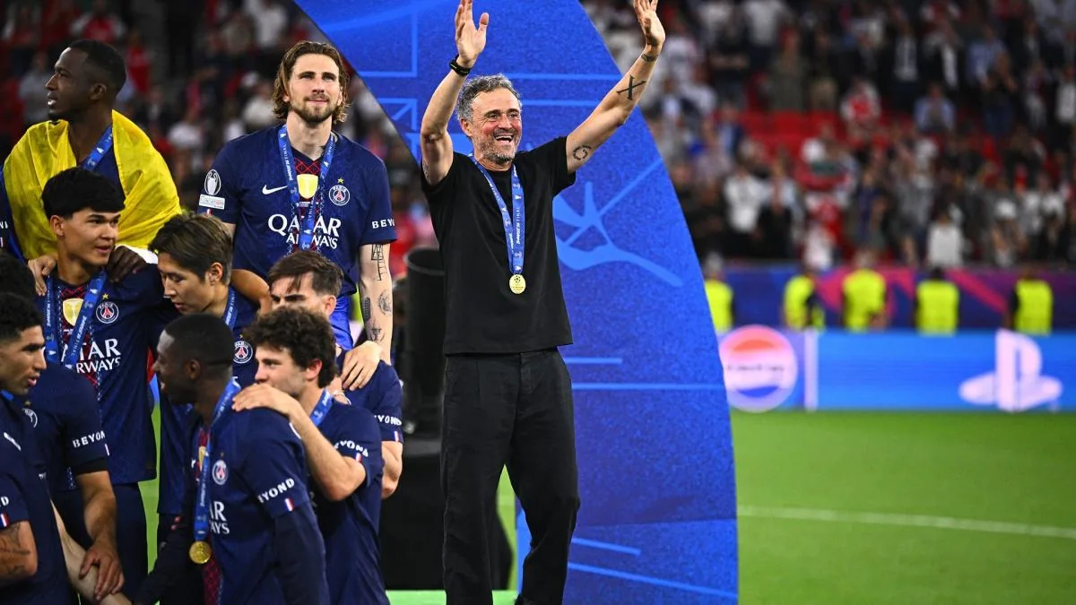 Luis Enrique, médaille autour du cou, salue le public aux côtés des joueurs du PSG lors d'une remise de trophée européen
