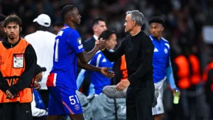 Luis Enrique salue Willian Pacho au bord de la pelouse lors d'un match de Ligue des champions du PSG