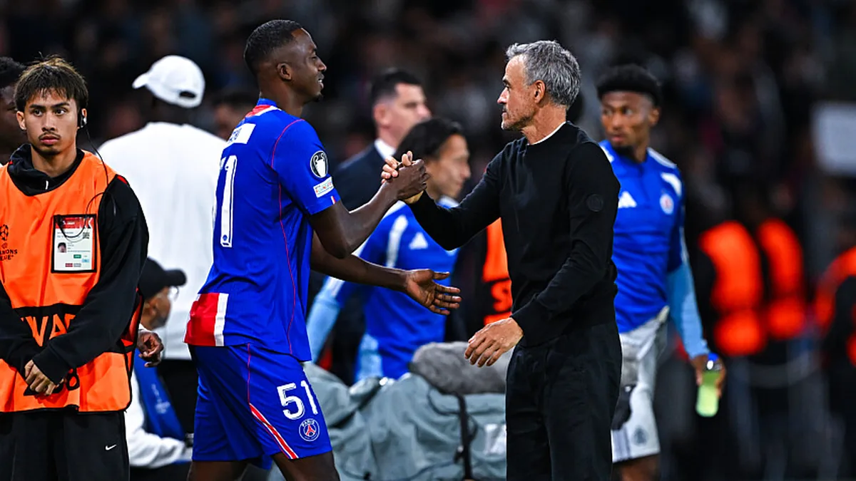 Luis Enrique salue Willian Pacho au bord de la pelouse lors d'un match de Ligue des champions du PSG