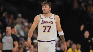Luka Doncic sous le maillot blanc des Los Angeles Lakers pendant un match, octobre 2026