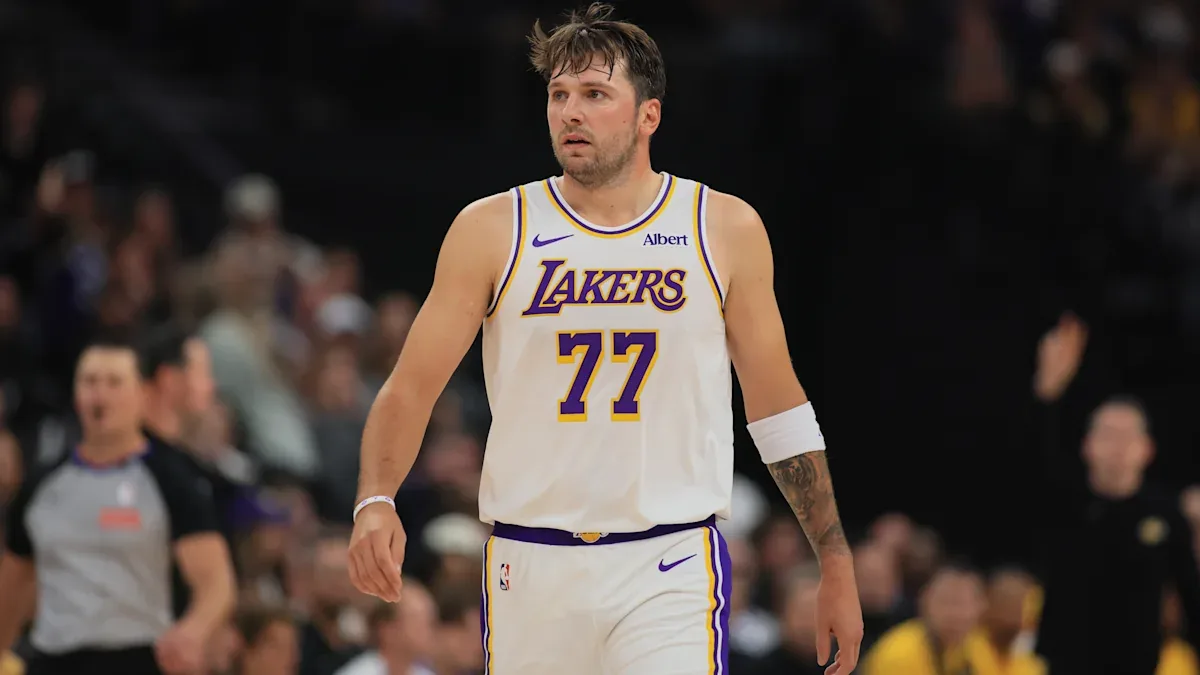 Luka Doncic sous le maillot blanc des Los Angeles Lakers pendant un match, octobre 2026