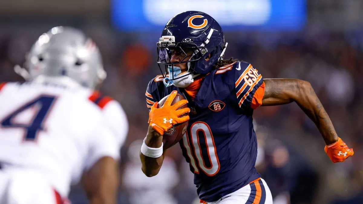 Luther Burden III, receveur des Chicago Bears, ballon en main face aux Patriots au Soldier Field, octobre 2026