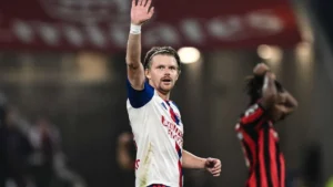 Un joueur de l'OL salue le public après la victoire de Lyon contre Nice en Ligue 1, octobre 2026