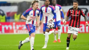 Des joueurs de l'OL face à un Niçois au Groupama Stadium en Ligue 1, le 18 octobre 2026