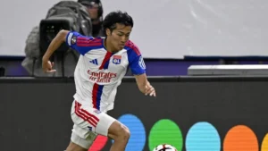 Keito Nakamura balle au pied sous le maillot de l'Olympique lyonnais au Groupama Stadium, saison 2026-2027