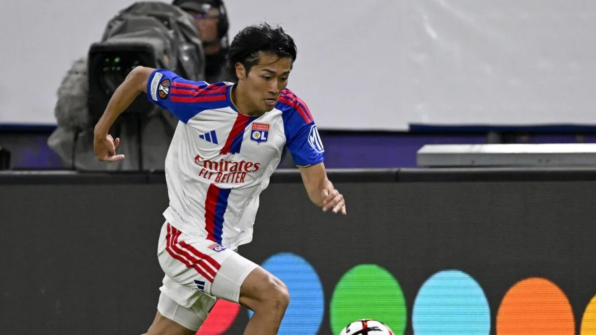 Keito Nakamura balle au pied sous le maillot de l'Olympique lyonnais au Groupama Stadium, saison 2026-2027