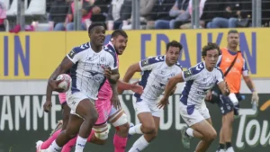 Maël Moustin ballon en main avec Montpellier face au Stade Français à Jean-Bouin, octobre 2026