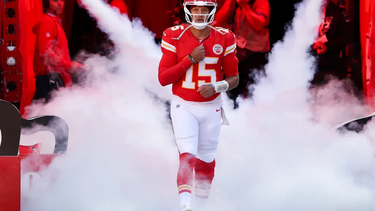 Patrick Mahomes entre sur la pelouse d'Arrowhead Stadium avant Chiefs-Chargers, 18 octobre 2026