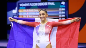 Maïana Prat drapeau français sur les épaules après la finale du sol des Mondiaux de Rotterdam, octobre 2026