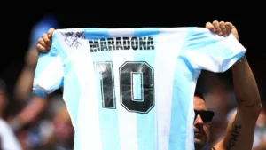 Un supporter argentin brandit un maillot floqué Maradona numéro 10 en tribune pendant la Coupe du monde 2026