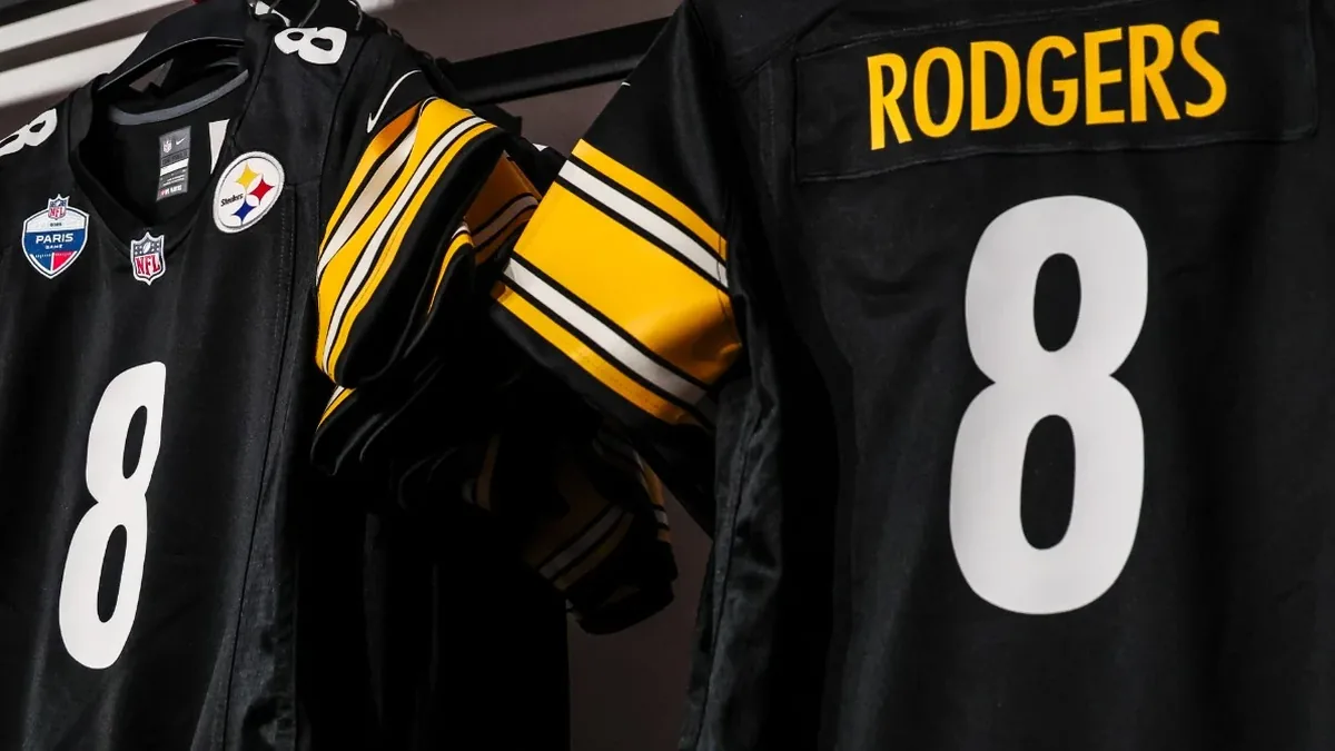 Maillots des Steelers de Pittsburgh au numéro 8 de Rodgers avec l'écusson du NFL Paris Game, octobre 2026