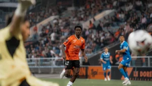 Mamadou Koné, numéro 42 du FC Lorient, en match de Ligue 1 au Moustoir, saison 2026-2027