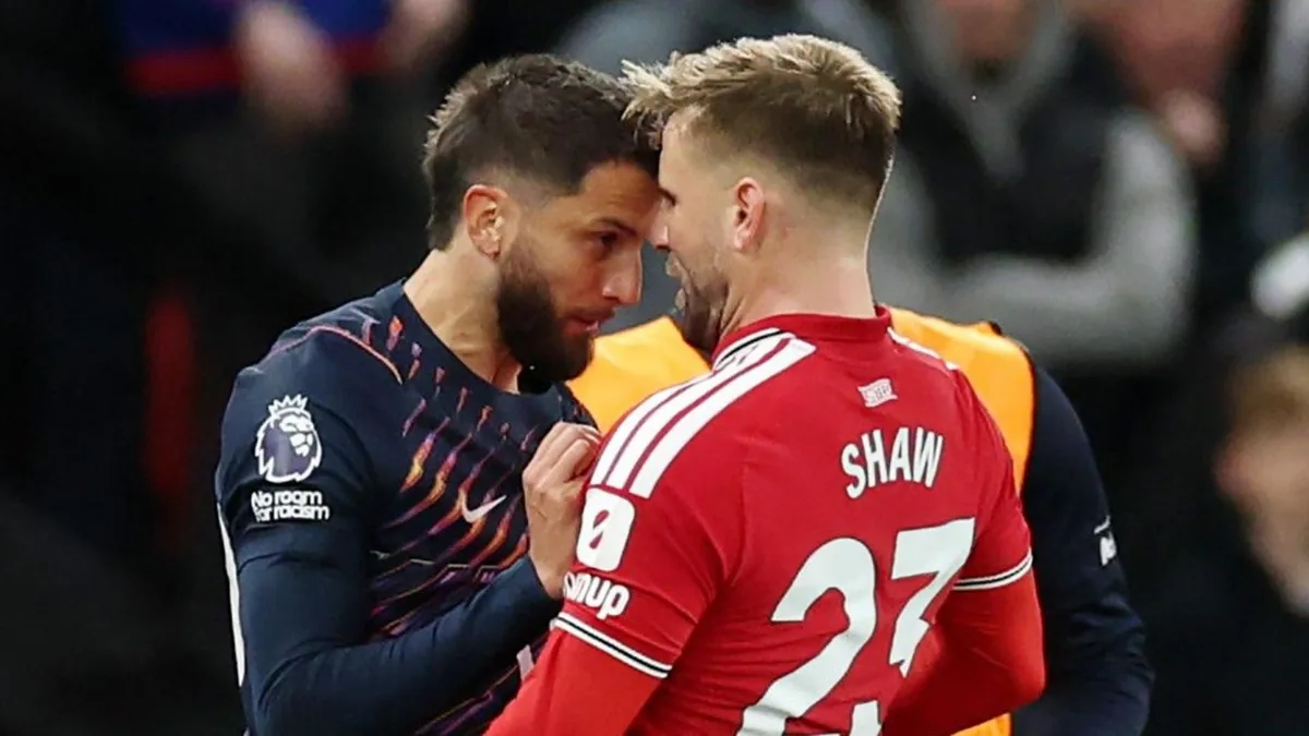Rodrigo Bentancur et Luke Shaw face à face lors de Manchester United-Tottenham à Old Trafford, octobre 2026