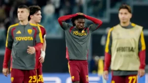 Manu Koné, les mains sur la tête, à l'échauffement avec l'AS Rome avant un match de Ligue des champions